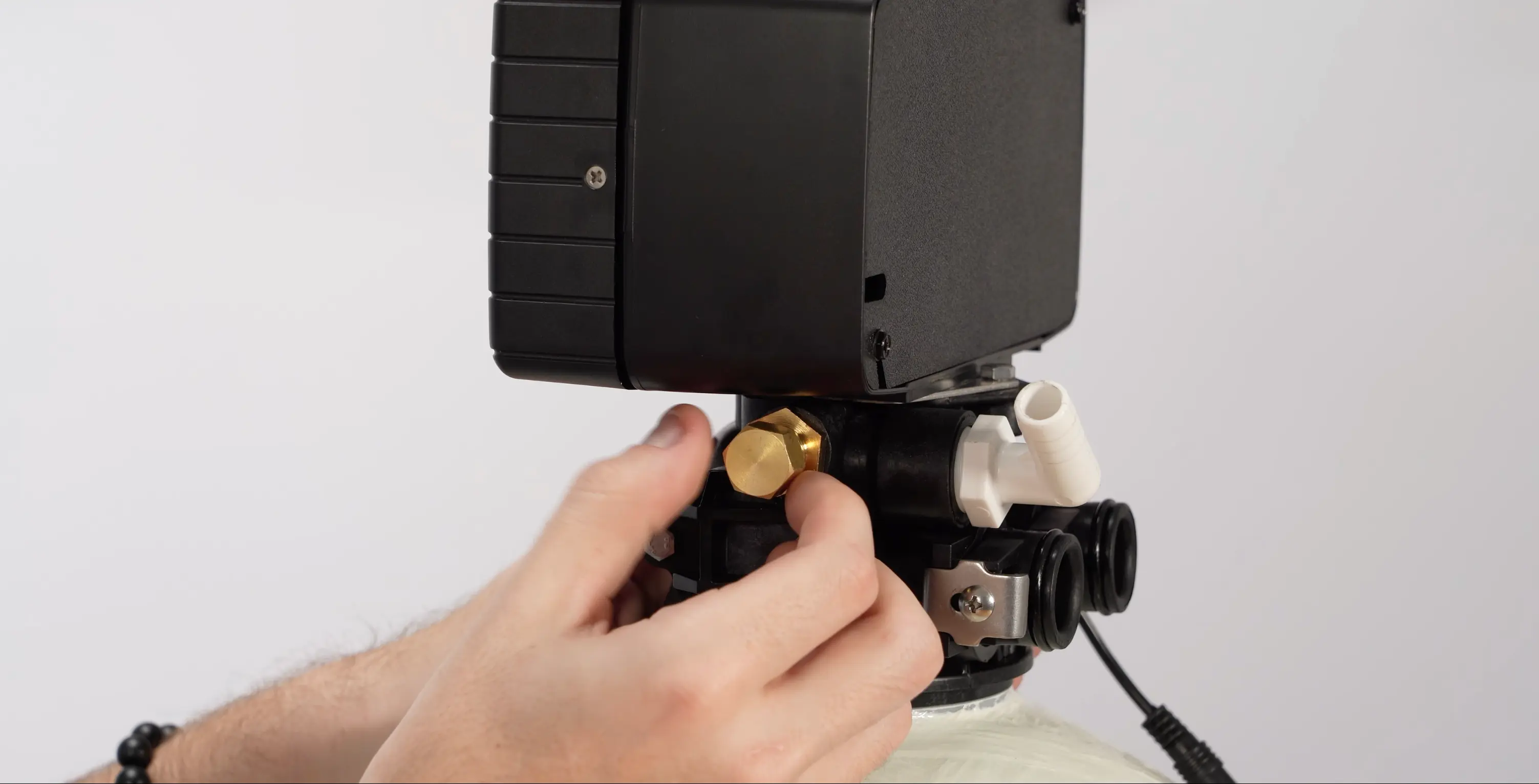 Remove the Injection Port Cap | 1